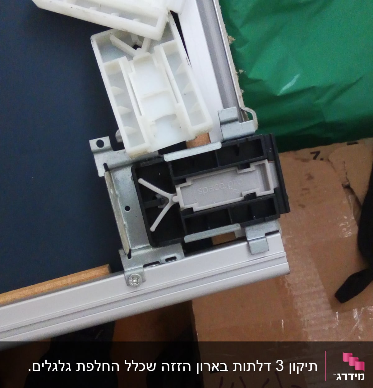 חלקי פלסטיק ומתכת להרכבה על מסגרת עץ